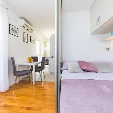 Apartmán Close To Znjan Beach Spacious Studio With Balcony *