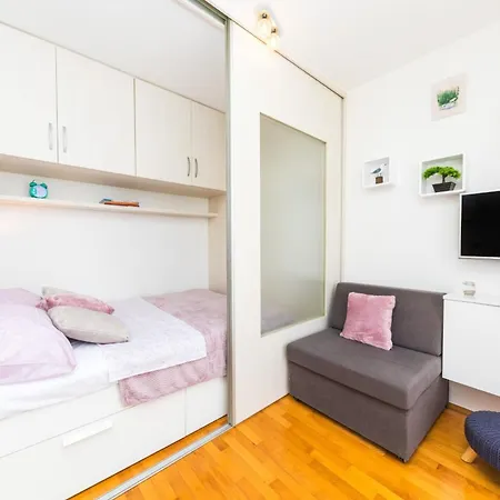 Apartmán Close To Znjan Beach Spacious Studio With Balcony Split