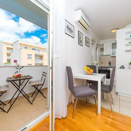 アパート Close To Znjan Beach Spacious Studio With Balcony スプリト